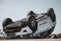 AUTOMOBIL POKOSIO PARKIRANA VOZILA, PA ZAVRŠIO NA KROVU! Pogledajte snimak bizarne nesreće u Kragujevcu! (VIDEO)