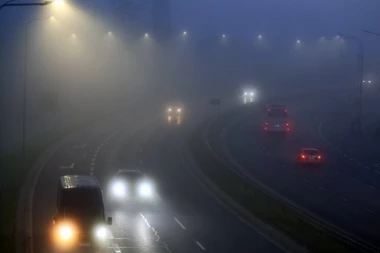 HAOS NA PUTEVIMA! Putevi Srbije izdali HITNO UPOZORENJE: Vetar nosi sve pred sobom, od magle se ništa ne vidi! NA OVIM MESTIMA JE NAJOPASNIJE!