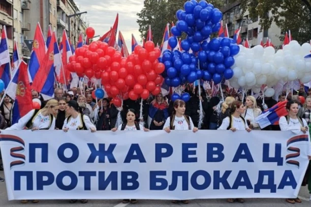 PRELEPA SLIKA IZ POŽAREVCA! Veliki broj ljudi na skupu protiv blokada! ZASTAVE SRBIJE NA SVE STRANE! (FOTO, VIDEO)