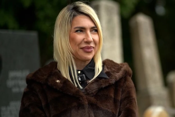 PRIČESTILA SE JOVANA JEREMIĆ! Voditeljka obelodanila fotografiju iz crkve sa ćerkom, objava naježila javnost!