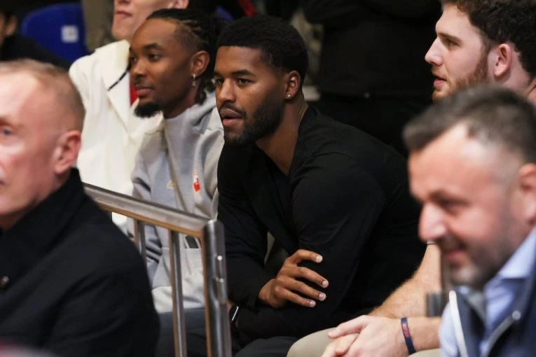 BATLER NAPRAVIO APSOLUTNI ŠOU NA POLUVREMENU: Pogledajte šta radi novo pojačanje Zvezde (VIDEO)