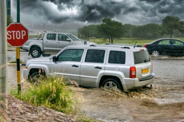 STRAŠNE SCENE U GRČKOJ: Bujice nose automobile, najgore tek dolazi! Oluja hrli ka Bugarskoj i Makedoniji, EVO DA LI JE I SRBIJA UGROŽENA! (VIDEO)