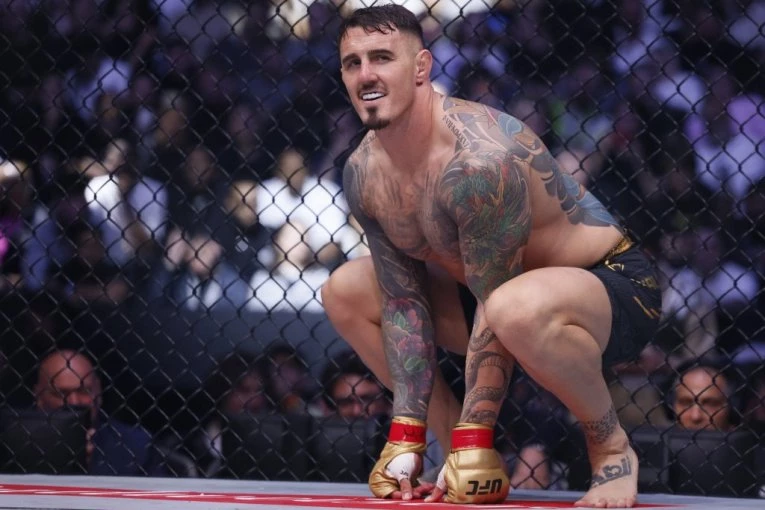 UZNEMIRUJUĆE! Najiščekivaniji MMA meč prekinut zbog bizarne nesreće - NIJE MOGAO DA GLEDA NA OČI (VIDEO)