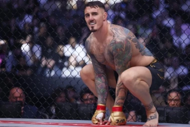 UZNEMIRUJUĆE! Najiščekivaniji MMA meč prekinut zbog bizarne nesreće - NIJE MOGAO DA GLEDA NA OČI (VIDEO)