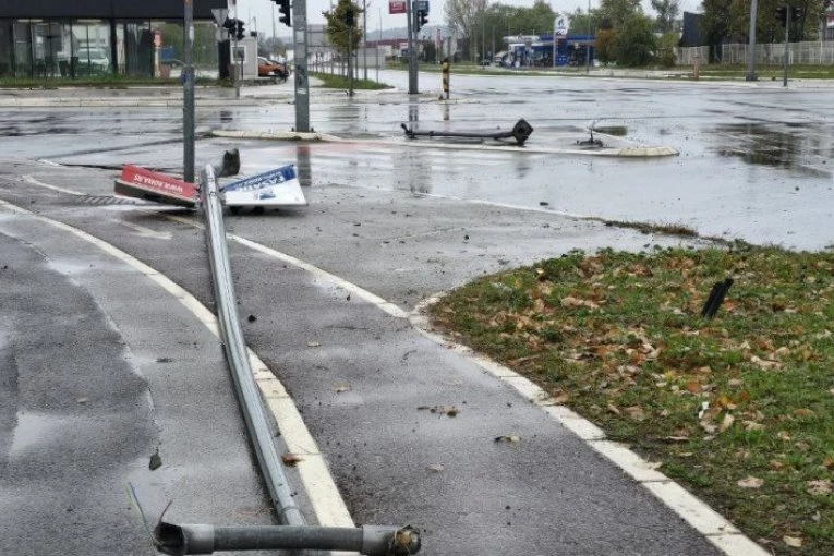 SAZNAJEMO! U NESREĆI KOD WEST 65 STRADAO SAOBRAĆAJNI POLICAJAC! Sa njim život izgubili sin i supruga!