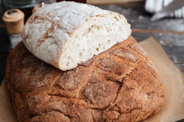 Dodajte samo JEDNU kašiku i hleb će biti mekan i posle 4 dana - isprobajte TRIK domaćice iz Subotice