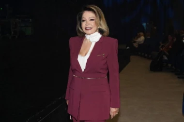 NEDA UKRADEN pokazala ko je kraljica Balkana: Na sceni žešća od Tine Tarner, a haljina kao milion dolara! (VIDEO)