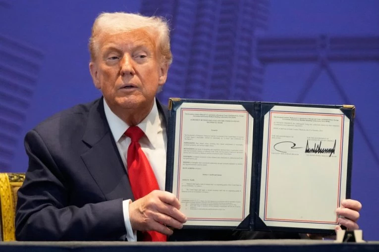 PAO GLAVNI POTPIS: Tramp ne skida osmeh, evo kome je pružio ruku