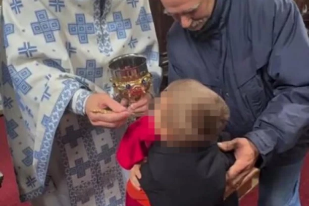 TREĆE POKOLENJE RAŽNATOVIĆA U CRKVI! Veljko odveo sinove DA ISPOŠTUJU STARI SRPSKI OBIČAJ - mali Željko raznežio sve! (GALERIJA)