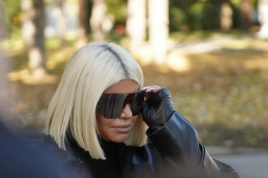 DARA BUBAMARA POKAZALA ČETVRT VEKA MLAĐEG DEČKA: Pljušte vreli poljupci u Budimpešti! (GALERIJA)