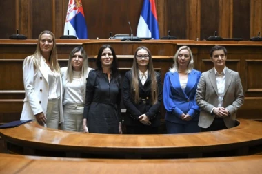 NOVOIZABRANE SUDIJE POLOŽILE ZAKLETVU U SKUPŠTINI SRBIJE: Predsednica Ustavnog suda: Verujem da će suditi u skladu sa Ustavom i zakonom! (FOTO)