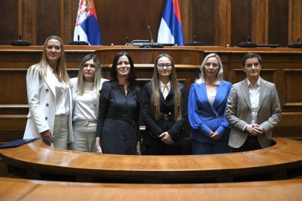 NOVOIZABRANE SUDIJE POLOŽILE ZAKLETVU U SKUPŠTINI SRBIJE: Predsednica Ustavnog suda: Verujem da će suditi u skladu sa Ustavom i zakonom! (FOTO)