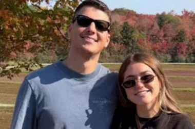 Romantična fotografija pretvorila se u horor - vidi li još neko ovaj jeziv lik? (FOTO)