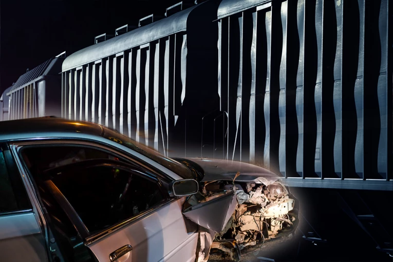 VOZ UDARIO U KAMIONET! Teška nesreća kod Pirota! (VIDEO)