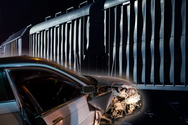 VOZ UDARIO U KAMIONET! Teška nesreća kod Pirota! (VIDEO)