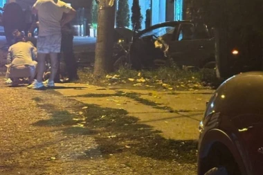 STRAVIČAN UDES U SREMČICI! Automobil potpuno uništen, a dva momka leže na putu! (FOTO)