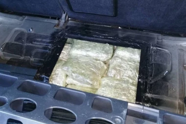 PAO DILER SA PREKO 55 KILOGRAMA DROGE! Velika akcija policije na graničnom prelazu Gradina! (FOTO)