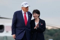 ZAR JE MOGLO DRUGAČIJE S NJIM? Tramp pružio ruku premijerki Japana, pa joj odmah spomenuo PERL HARBUR!