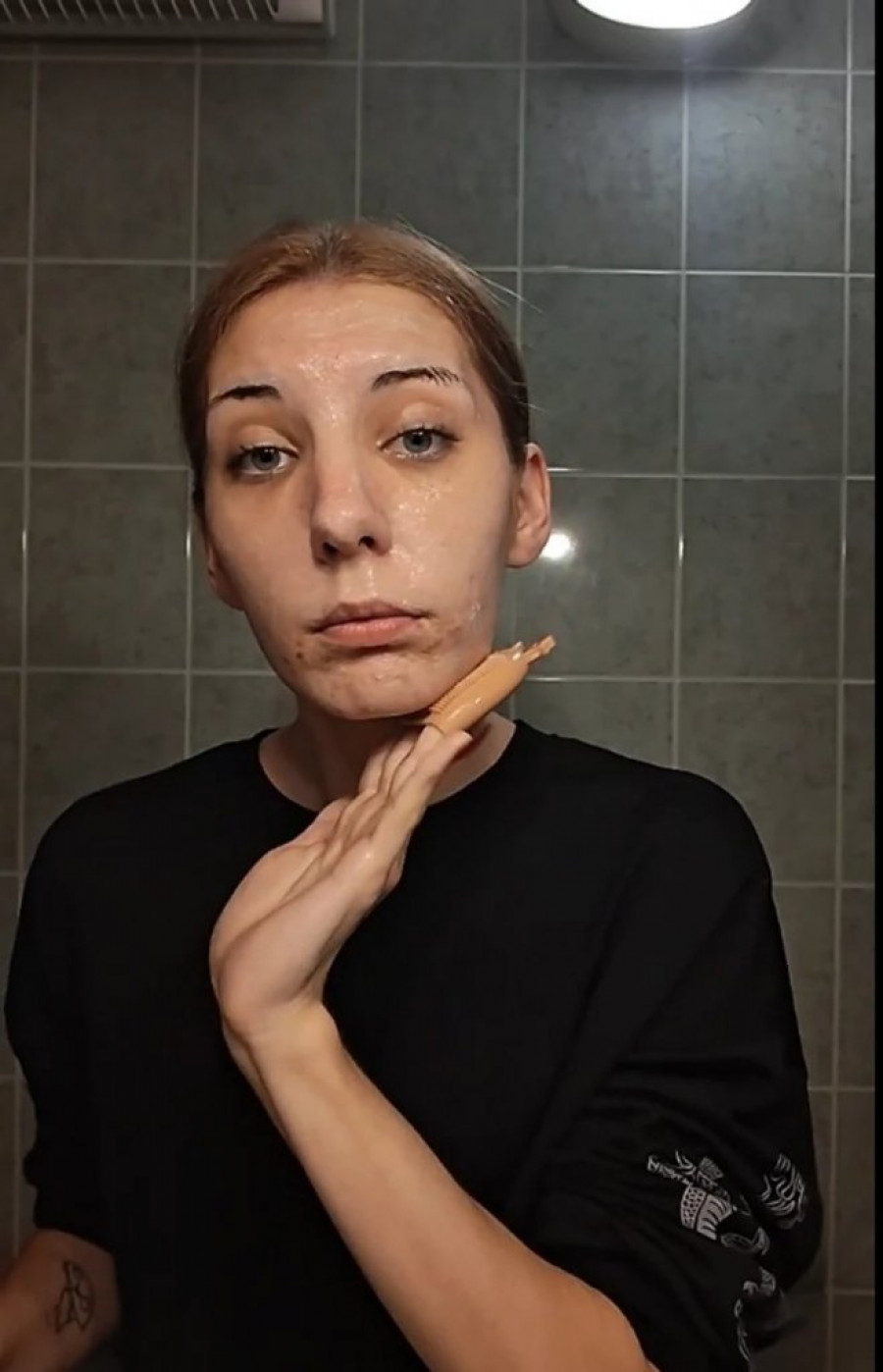 HANA DUVNJAK SLUČAJNO POKAZALA PODLAKTICE TOKOM LAJVA GDE PRIČA O ULASKU U ELITU! Evo šta SU SVI PRIMETILI - ISTINA ĆE VAS ŠOKIRATI!