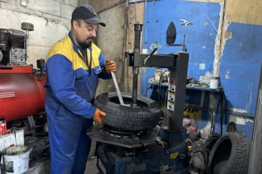 KOD MAJSTORA BRANISLAVA JE NAJJEFTINIJE! Zamena ZIMSKIH GUMA košta papreno - kod njega samo 3.600 dinara!