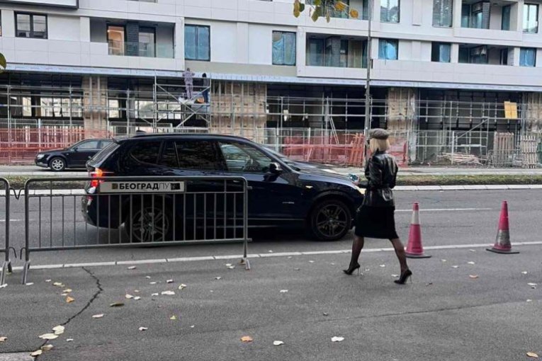 Miljkovićeva supruga ulazi u crnog džipa