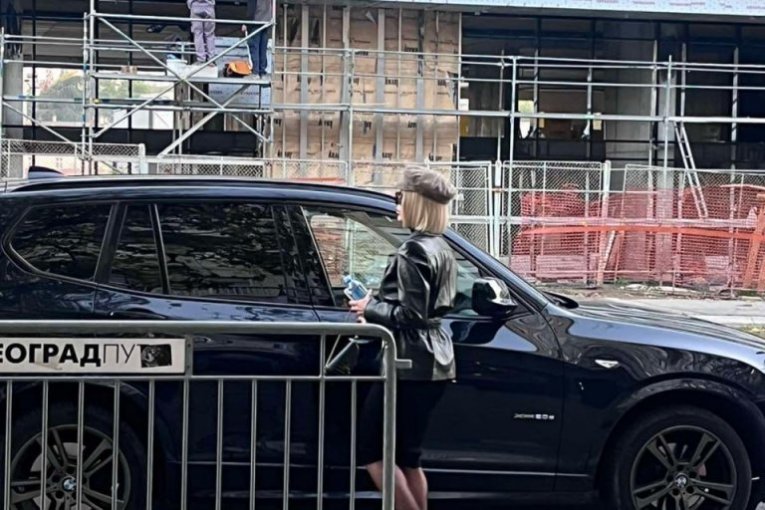 Miljkovićeva supruga ulazi u crnog džipa
