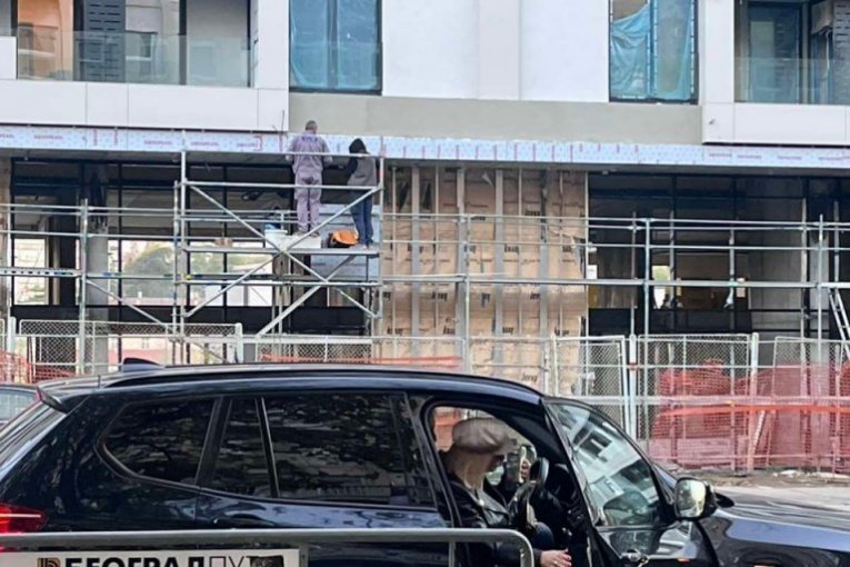 Miljkovićeva supruga ulazi u crnog džipa