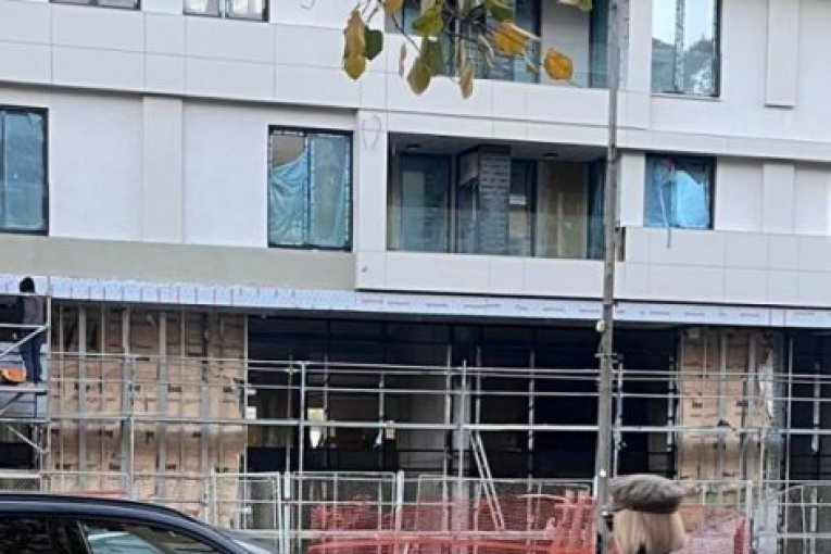 Miljkovićeva supruga ulazi u crnog džipa