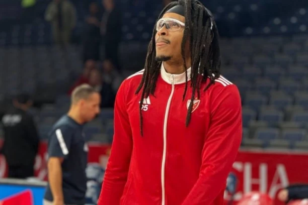 MONEKE NIJE MOGAO DA ZADRŽI SUZE: Evo šta je rasplakalo košarkaša Crvene zvezde Meridianbet (VIDEO)