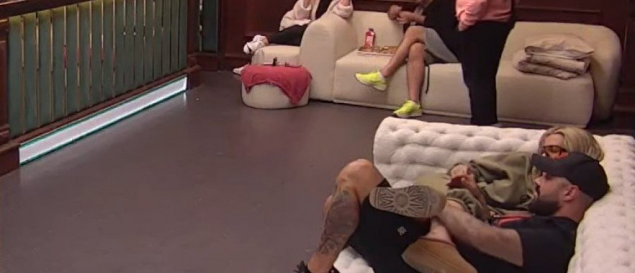 LUKA VUJOVIĆ NA APARATIMA! Aneli zatražila od ovog takmičara da joj izmasira celo telo, nastao HAOS!