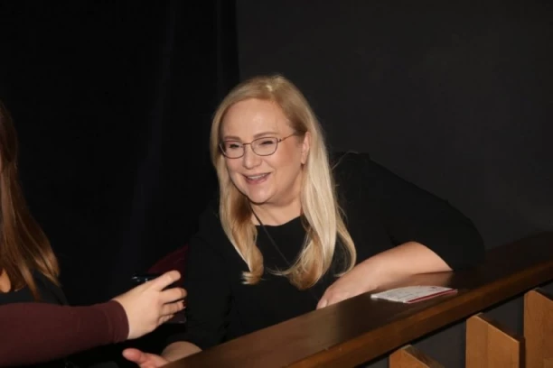 LEONTINA NAPISALA LJUBAVNU BALADU ZA POZNATOG VODITELJA! Svojim izgledom mamio je uzdahe ženama!