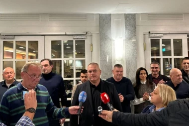 "NASTAVLJAMO PUTEM MOG OCA" - Potpredsednik Jedinstvene Srbije Dalibor Marković obratio se u Beču članovima delegacije iz Srbije: "OBEĆAO SAM I DAO SAM REČ" (FOTO)