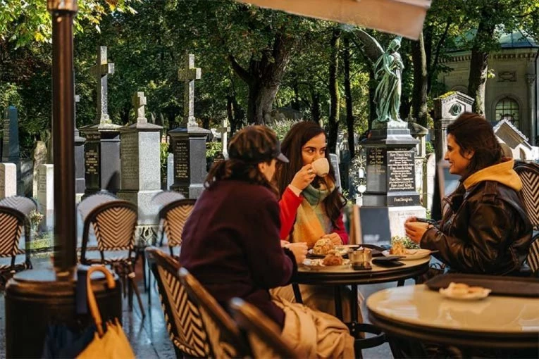 VRHUNSKI ESPRESO U DRUŠTVU POKOJNIKA: Bizarni trend u Berlinu - kafići na grobljima puni gostiju, a POSAO CVETA (FOTO)