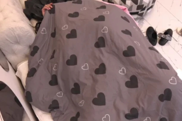 DIVLJAČKA AKCIJA TRAJALA SATIMA: Učesnici RAZORILI KREVET, sve se treslo od njihovih uzdaha - isplivali NAJSOČNIJI detalji!