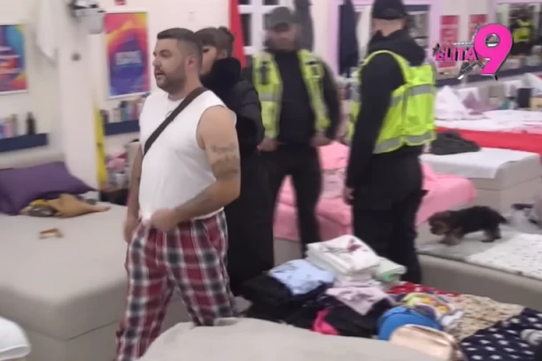 OBEZBEĐENJE OPKOLILO BELU KUĆU, PODIVLJALI ASMIN TOTALNO VAN KONTROLE: Aneli ne ispuštaju iz vida, Durdžić se pretvorio u zver!