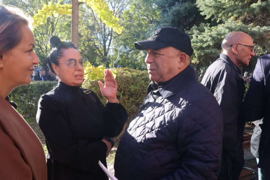 RODITELJE MIKIJA DUDIĆA ZADESILA TRAGEDIJA! Zlata Petrović i Hasan Dudić slomljeni na sahrani, on ne zna šta se dešava! (FOTO)