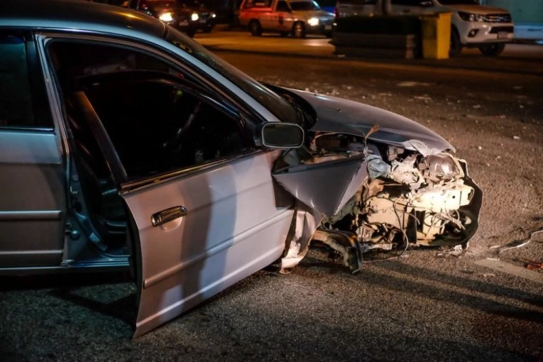 STRAŠAN UDES U SOPOTU! Auto se zakucao u banderu - dve osobe povređene (VIDEO)