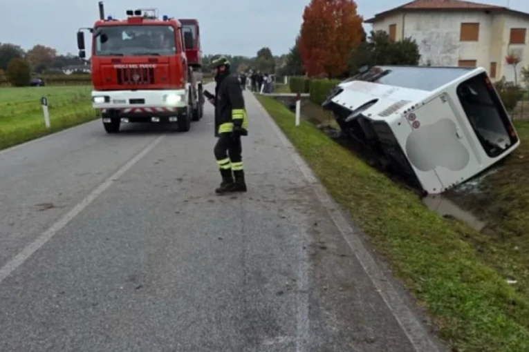 AUTOBUS PUN UČENIKA SLETEO SA PUTA: Spasilačke službe pružaju pomoć povređenima - ima i poginulih! (FOTO)