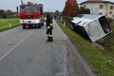 AUTOBUS PUN UČENIKA SLETEO SA PUTA: Spasilačke službe pružaju pomoć povređenima - ima i poginulih! (FOTO)