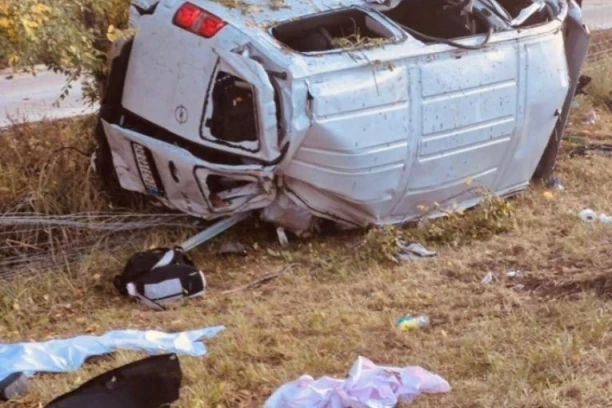 KOMBI SA 9 PUTNIKA SLETEO S PUTA, IMA POGINULIH! Užasan prizor kod kanala