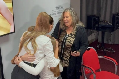 Euforija u Skoplju! Tea Tairović održala konferenciju povodom koncerta, a onda su je iznenadili oni! Pevačka zvezda se rasplakala (FOTO, VIDEO)