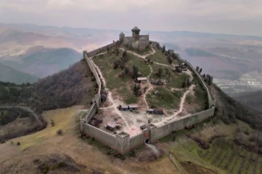 KOZNIK - TVRĐAVA KOJA JE ŠTITILA SRPSKU DRŽAVU: Gledaoci svedočili istorijskim snimcima! Serijal "Izgubljeni gradovi Balkana" ruši sve granice!