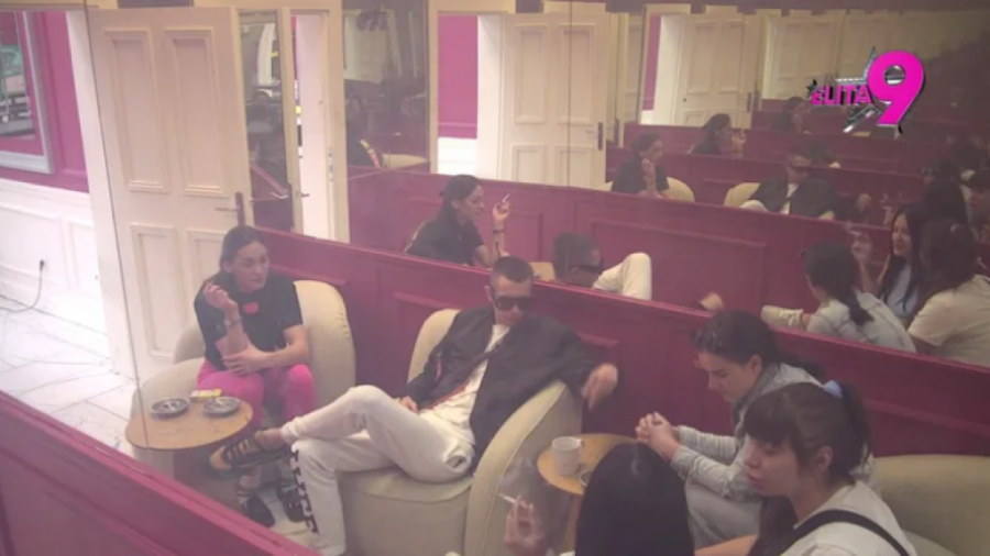 DIVLJAČKA AKCIJA TRAJALA SATIMA: Učesnici RAZORILI KREVET, sve se treslo od njihovih uzdaha - isplivali NAJSOČNIJI detalji!