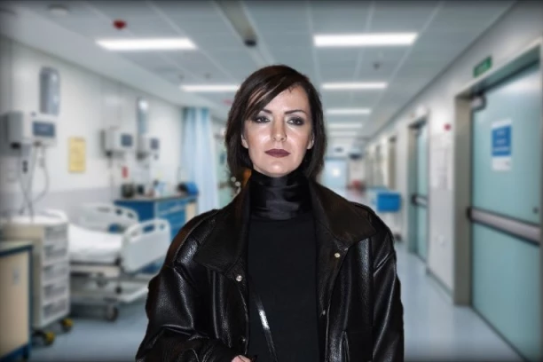 UZNEMIRUJUĆI SNIMAK PEVAČICE DIREKTNO IZ BOLNICE: Lekari su doživeli šok kada se pojavila u ovom stanju, telo joj se izobličilo tada! (VIDEO)