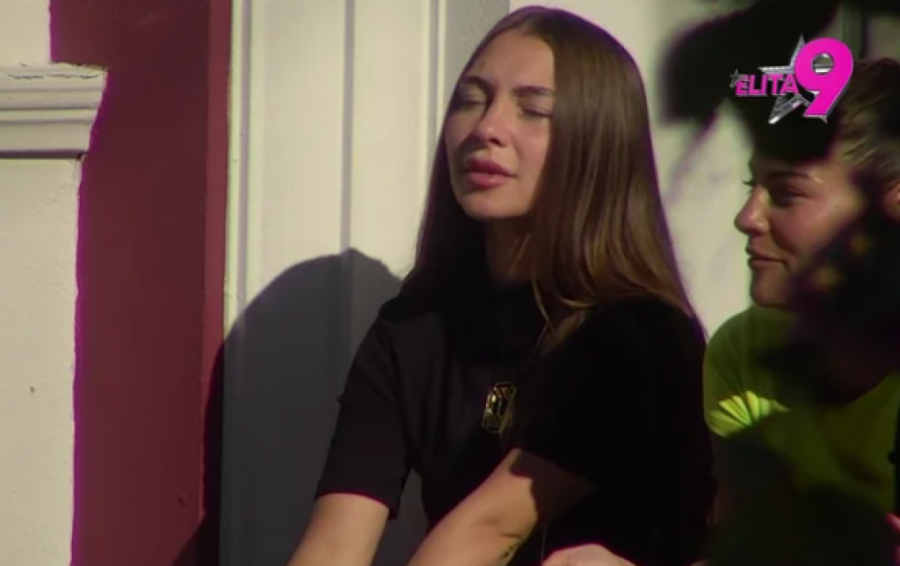 ALARMANTNO STANJE U "ELITI", UČESNICA VRIŠTI NA SAV GLAS ZBOG RASKIDA: Pred bivšim zapomaže, hitno joj ukazali pomoć!