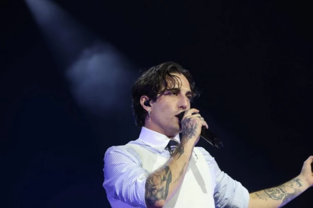 VERIO SE NAJPOŽELJNIJI ITALIJAN: Damijano David staje na ludi kamen sa popularnom glumicom!