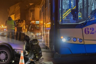 POGINULE DVE OSOBE! Jeziv sudar automobila i autobusa!