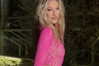 RADA MANOJLOVIĆ DOMINIRA U PROVIDNOJ ČIPKI OD GLAVE DO PETE! Kada se pojavila SA MISTERIOZNIM MUŠKARCEM sve je stalo! (GALERIJA)