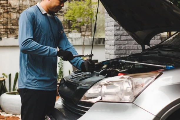 VOZAČI OVO MORAJU DA ZNAJU: Najsigurniji način da spasite motor kad ostanete bez ulja!