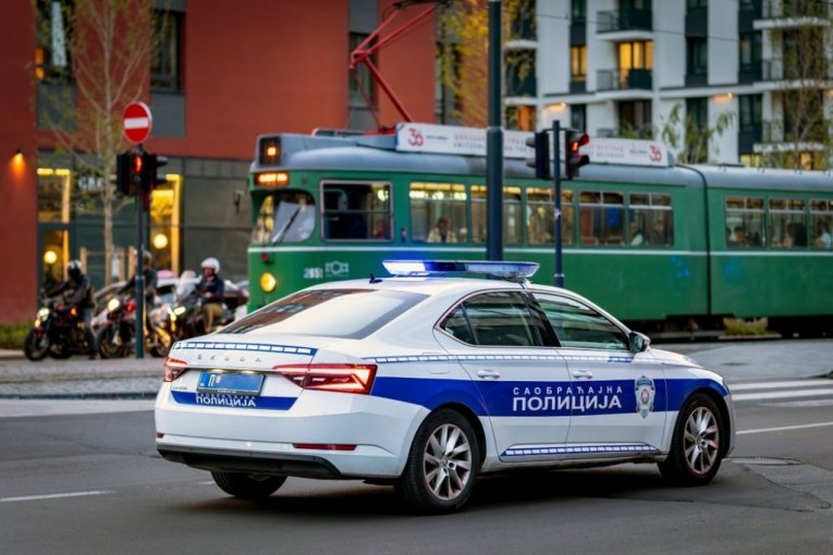 Pozovite policiju i Hitnu pomoć